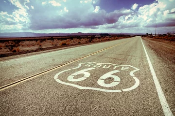 Zelfklevend Fotobehang Route 66 Beroemde Route 66-wegmarkering op een snelweg in Californië, VS