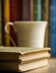 Naklejka premium Vintage books and coffee cup 