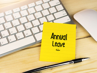 Annual leave on sticky note on work desk - 112686174