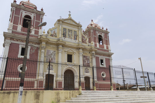 iglesia el calvario,en el dia, de la ciudad de leon,nicaragua