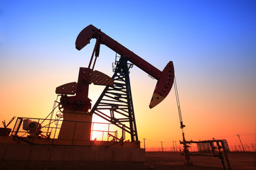 Obraz premium In the evening, the silhouette of the oil pump