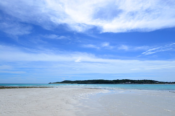 沖縄の美しい海とさわやかな空