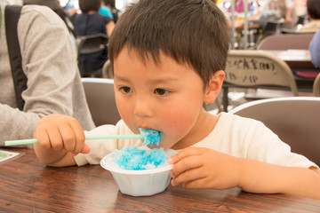 かき氷を食べる男の子