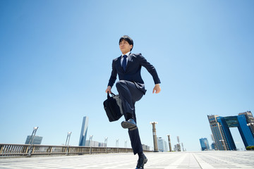 青空とビジネスマン