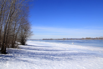 Obraz premium Floating of ice on the river