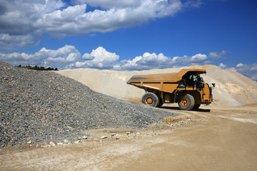 dumper, truck, engin de chantier sur un site minier et de construction © girodjl