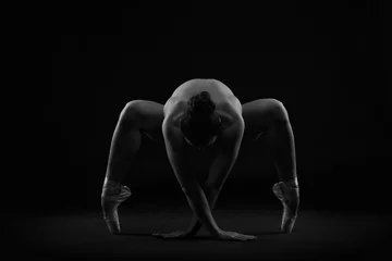 Foto op Aluminium Kunst naakt. Perfect flexibel sexy lichaam van jonge vrouw op zwarte achtergrond © staras
