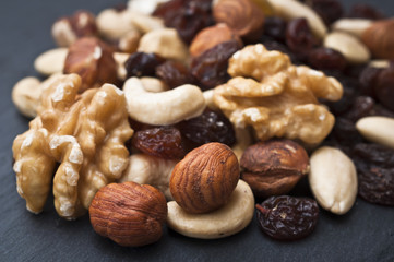 Studentenfutter auf einer Schieferplatte