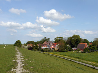 Fototapeta na wymiar Dorf in Ostfriesland