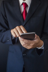 スマートフォンを持つビジネスマンの手元