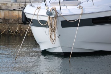 Bug einer Motoryacht mit Mooringleinen.