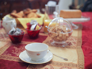 Colazione in hotel con zucchero e tazza di caffè