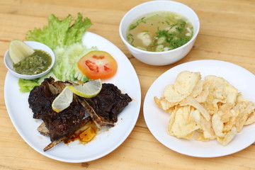 grilled beef with soup and crackers
