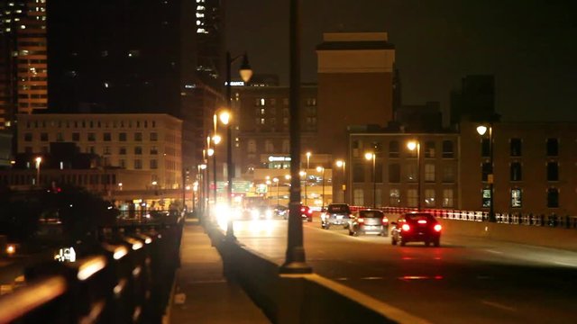 Traffico di notte a Saint Louis, Missouri, USA