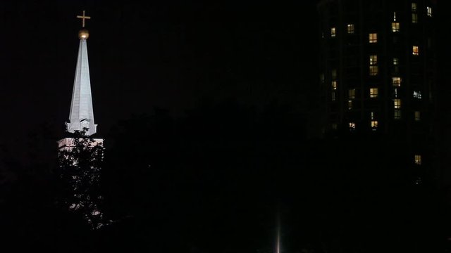 Campanile con croce di notte a Saint Louis, Missouri, USA