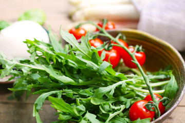 Spargelzeit - weißer Spargel mit Tomaten, Ruccola, Mozarella und Basilikum, Vorbeitung  der Zutaten für einen frischen Sommersalat