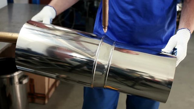 Manufacture of metal flues and ventilation systems. Preparation of an element of metal pipe for welding