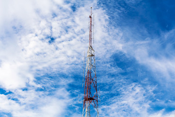 Obraz premium red and white telecommunication tower on blue sky background