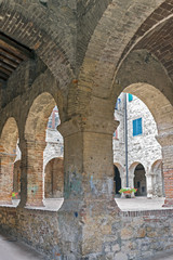 Fototapeta premium Cortile con mura ad Arco
