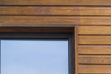 Obraz na płótnie Canvas fenêtre aluminium gris sur maison en bois