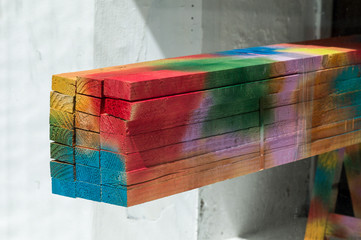 Holzplatten mit bunter Farbe angestrichen
