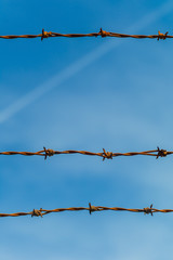 Zaun mit Stacheldraht zur Absperrung