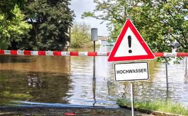 Polizeiabsperrung vor einem überfluteten Gebiet - Hochwasser