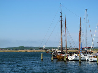 Fototapeta premium Schiffe im Hafen von Gager am Greifswalder Bodden Insel Rügen
