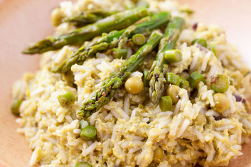 Risotto con asparagi nel piatto sulla tavola apparecchiata