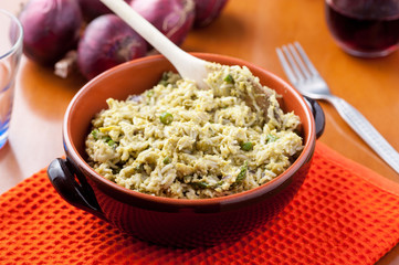 Riso basmati con punte di asparagi e piselli nel coccio