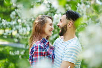 Fototapeta premium Couple in blooming garden