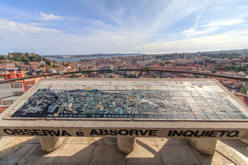Vista do Miradouro da senhora do Monte na graça Lisboa © moedas1
