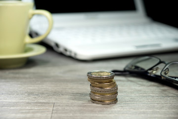 Münzenauf einem Bürotisch