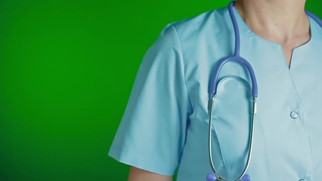 docteur qui fait le signe du pouce levé sur fond vert style de couleur flat