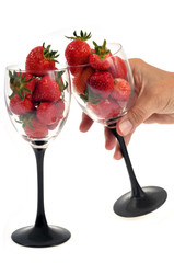 Trinquer avec des verres remplis de fraises