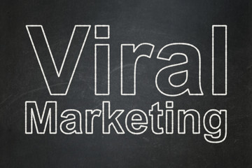 Obraz premium Advertising concept: Viral Marketing on chalkboard background