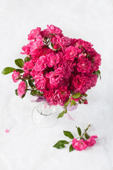 piccole rose rosa in vaso di vetro