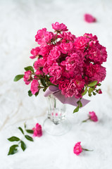  rose in vaso e sparse su base bianca