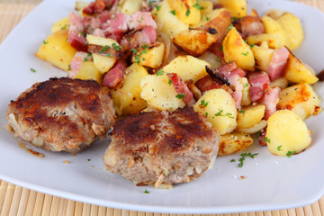 Frikadellen mit Bratkartoffeln