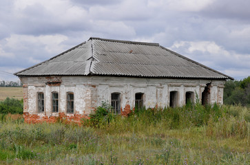 Obraz premium Abandoned rural house
