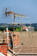 Alte ANaloge Antennen und Satellitenschüssel