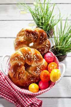 Bastkorb mit Hefekranz, Geb&auml;ck, Ostergeb&auml;ck, bunte Ostereier,