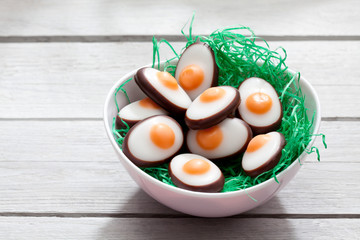 Fondanteier in Schale, Osternest, Ostern
