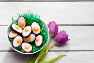 Fondanteier, Porzellanschälchen, zwei Tulpen, Blumen, Ostern, T