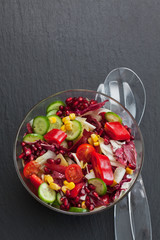 Glasschüssel mit gemischtem Salat und Granatapfelkernen, Radicc