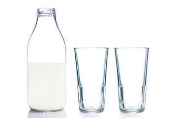 Milchflasche und zwei Trinkgläser