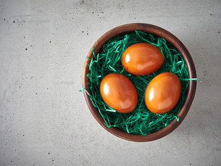 Ostern, Ostereier in Osternest, orange