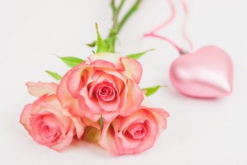 Fototapeta na wymiar Rosen, kleiner Blumenstrauß, 3 Rosen, Herz mit Seidenband