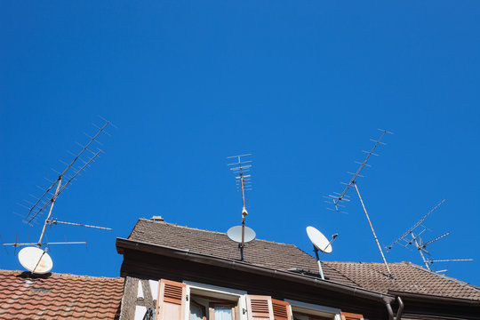 France, Alsace, Ribeauville, Antennen, Satelittensch&uuml;sseln, D&auml;