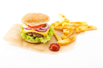 Selbstgemachter Cheeseburger mit Hackfleisch und Pommes Frites